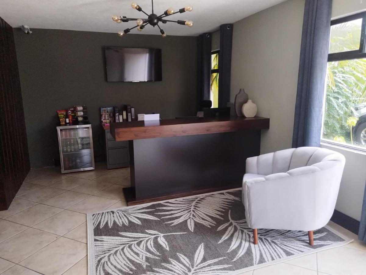 L'Aurora Inn Hostal Guatemala City ภายนอก รูปภาพ