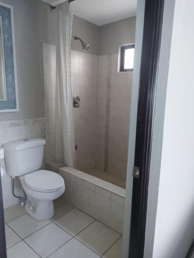 L'Aurora Inn Hostal Guatemala City ภายนอก รูปภาพ
