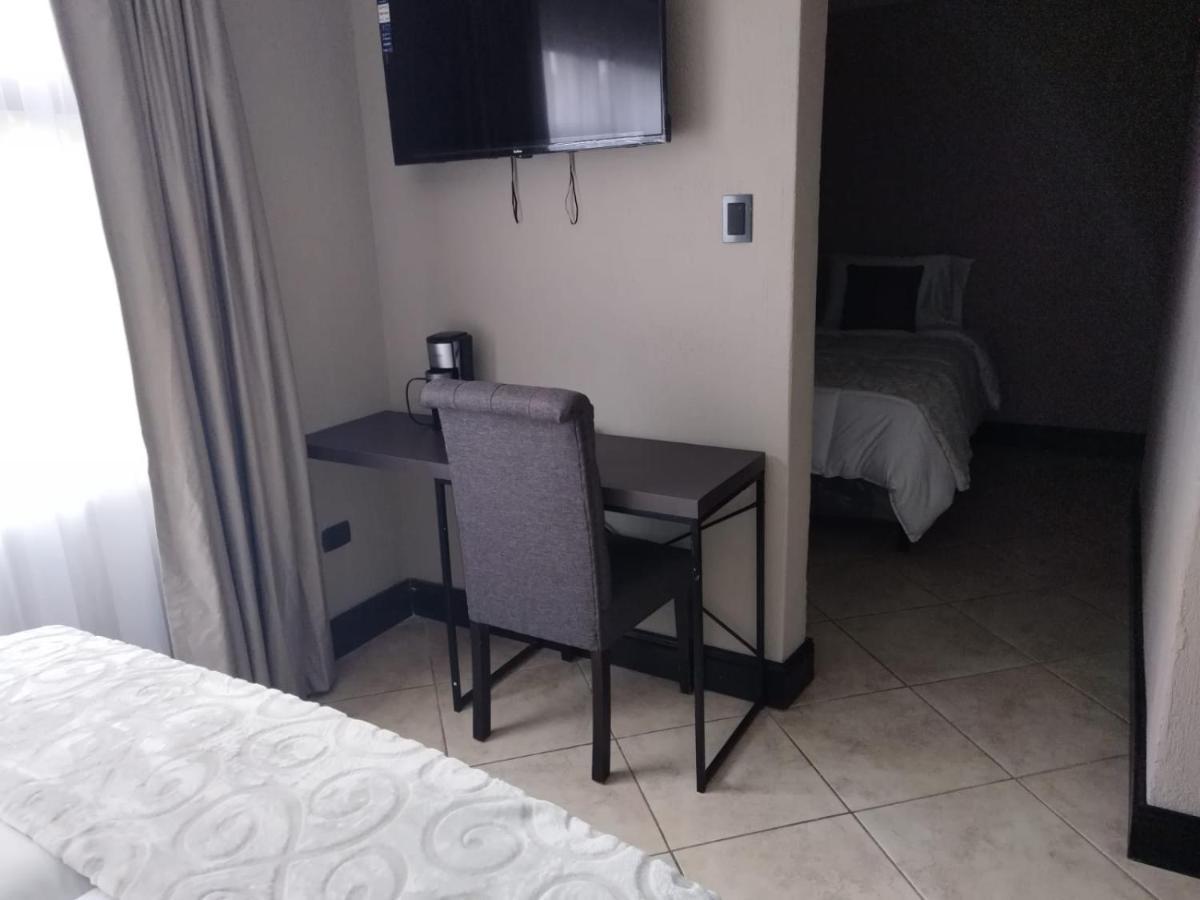 L'Aurora Inn Hostal Guatemala City ภายนอก รูปภาพ