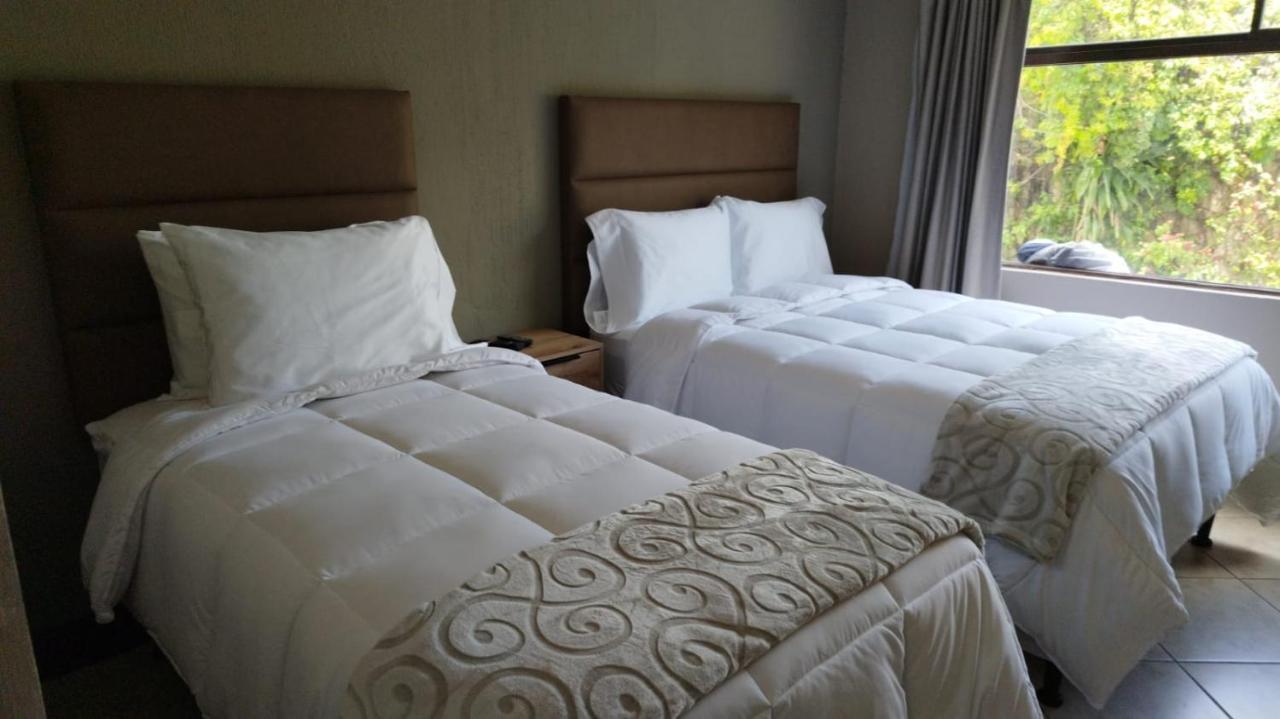 L'Aurora Inn Hostal Guatemala City ภายนอก รูปภาพ